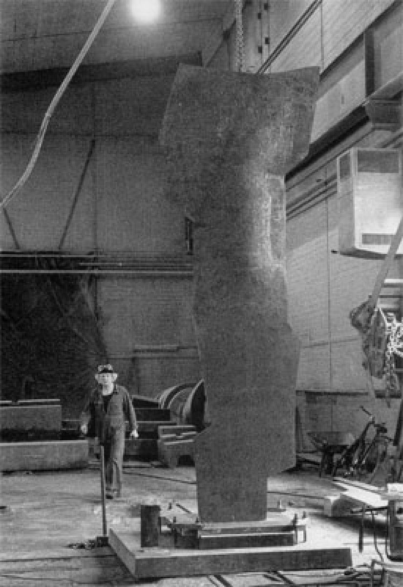 Oscar Wiggli travaille à la sculpture ESUM